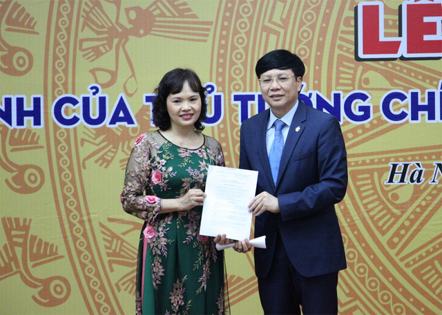 Ông Hồ Quang Lợi trao quyết định Giám đốc Bảo tàng Báo chí Việt Nam cho bà Trần Thị Kim Hoa.