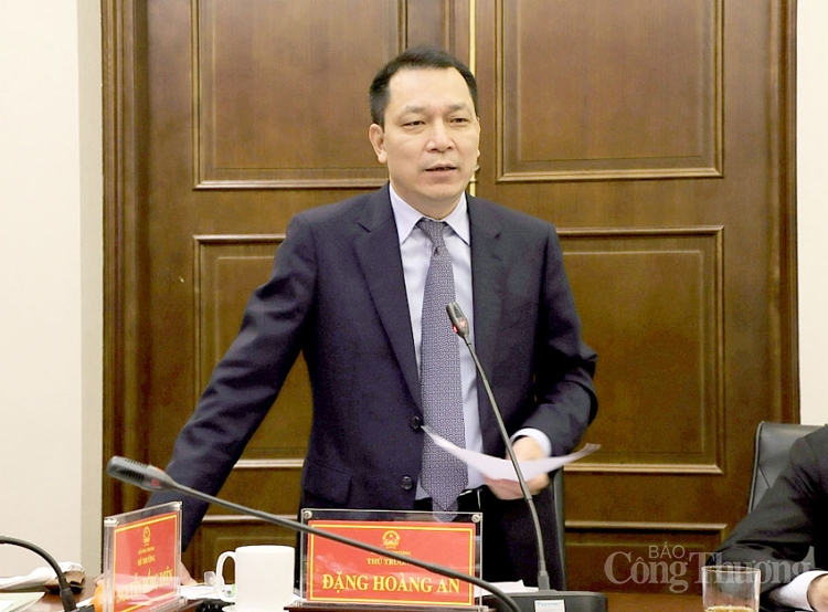 Bộ trưởng Nguyễn Hồng Diên: Quản lý thị trường cần khẳng định vị thế, để nâng cao uy tín của ngành Bộ trưởng Nguyễn Hồng Diên: Quản lý thị trường cần khẳng định vị thế, để nâng cao uy tín của ngành
