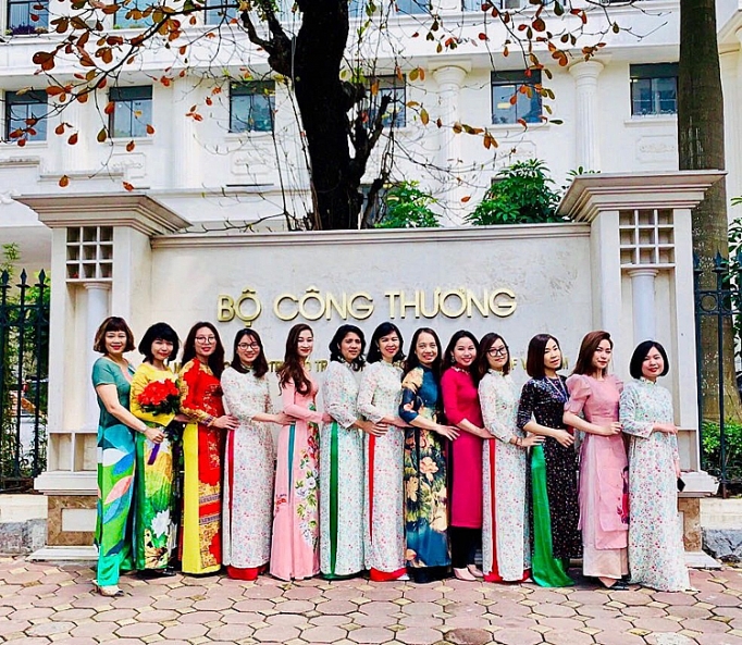 phu nu nganh cong thuong duyen dang trong ta ao dai