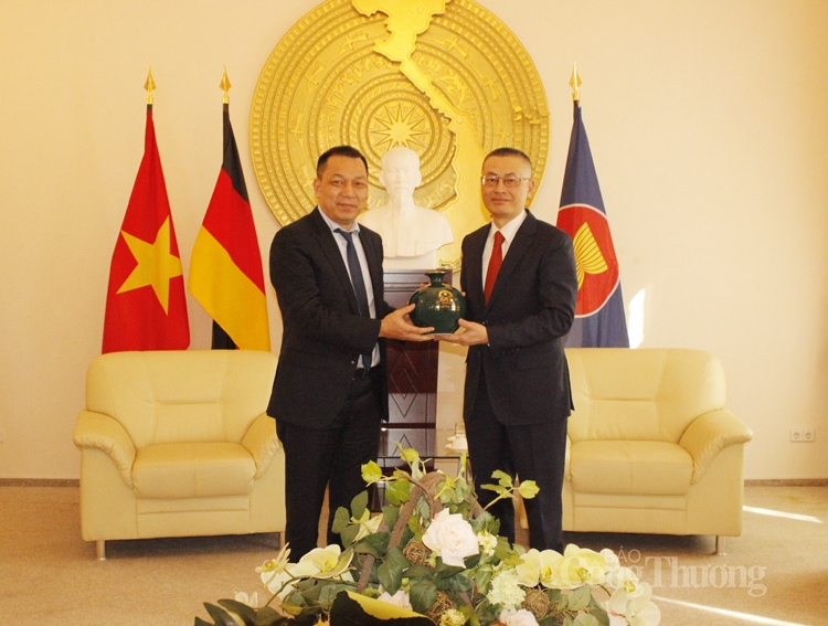 Thứ trưởng Đặng Hoàng An và Đại sứ Vũ Quang Minh trao quà lưu niệm Thứ trưởng Đặng Hoàng An và Đại sứ Vũ Quang Minh trao quà lưu niệm