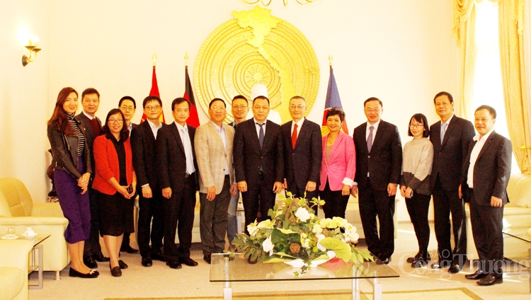 Đoàn công tác Bộ Công Thương chụp hình lưu niệm với cán bộ Đại sứ quán và Thương vụ Việt Nam tại CHLB Đức Đoàn công tác Bộ Công Thương chụp hình lưu niệm với cán bộ Đại sứ quán và Thương vụ Việt Nam tại CHLB Đức