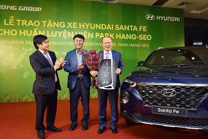 Trao tặng xe Santa Fe cho ông Park Hang Seo trao tang xe santa fe cho ong park hang seo