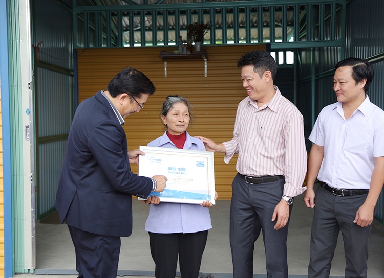 BlueScope Zacs and authorized dealers donated 50 Zacs houses for the poor in 10 provinces