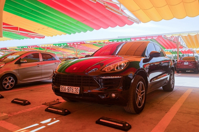 Đại gia Việt bán Porsche, Mercedes đổi lấy ô tô VinFast dai gia viet ban porsche mercedes doi lay o to vinfast