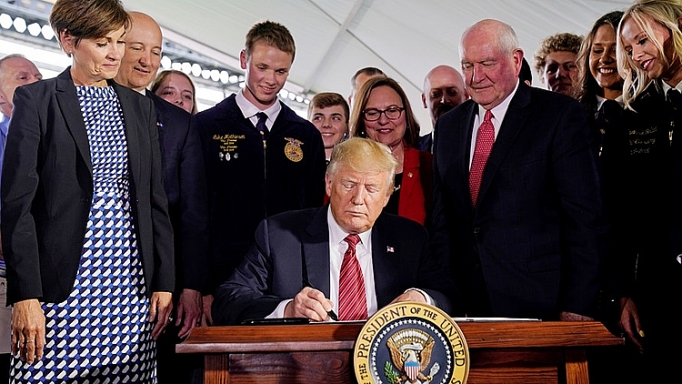 Tổng thống Trump ký sắc lệnh liên quan đến sản phẩm công nghệ sinh học tong thong trump ky sac lenh lien quan den san pham cong nghe sinh hoc