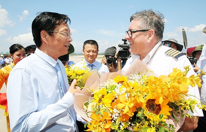 Cảng Hàng không quốc tế Vân Đồn đón chuyến bay đầu tiên cang hang khong quoc te van don don chuyen bay dau tien