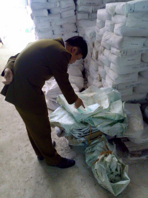 Lực lượng quản lý thị trường kiểm tra cơ sở sản xuất phân bón rởm