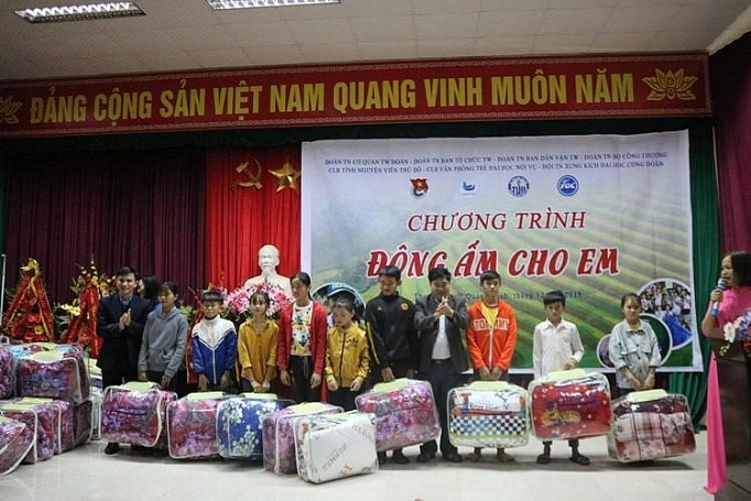 doan thanh nien trao 250 suat qua cho gia dinh ngheo thanh hoa