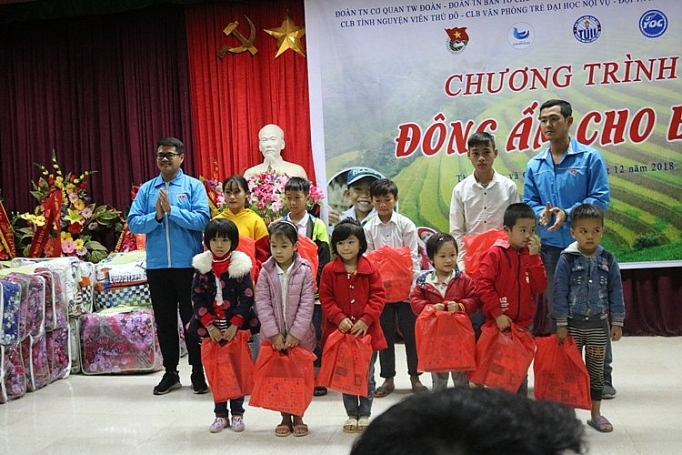 doan thanh nien trao 250 suat qua cho gia dinh ngheo thanh hoa