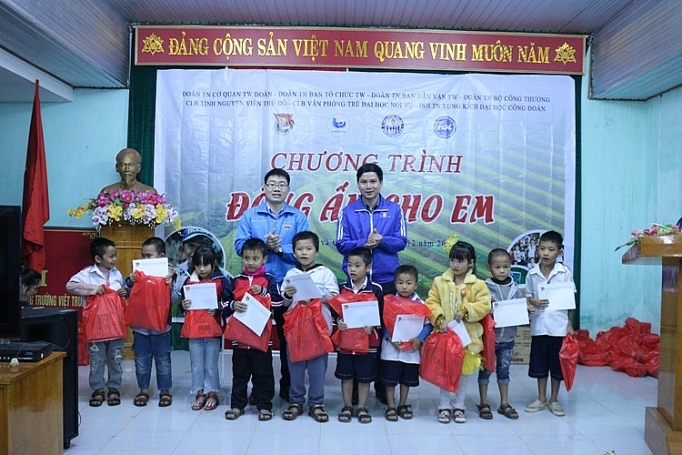 doan thanh nien trao 250 suat qua cho gia dinh ngheo thanh hoa