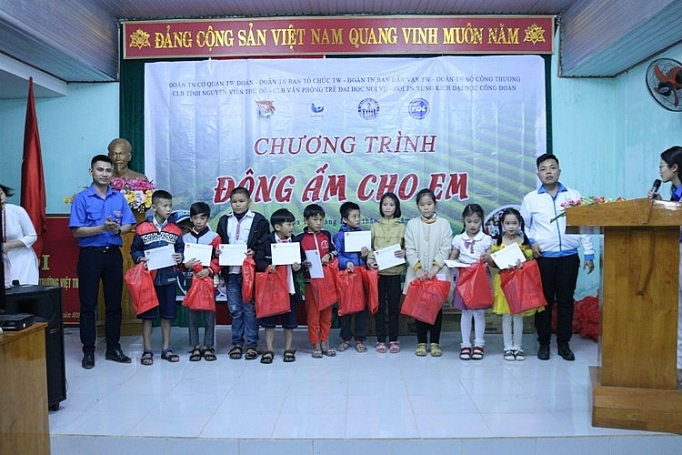 doan thanh nien trao 250 suat qua cho gia dinh ngheo thanh hoa