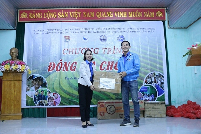 doan thanh nien trao 250 suat qua cho gia dinh ngheo thanh hoa