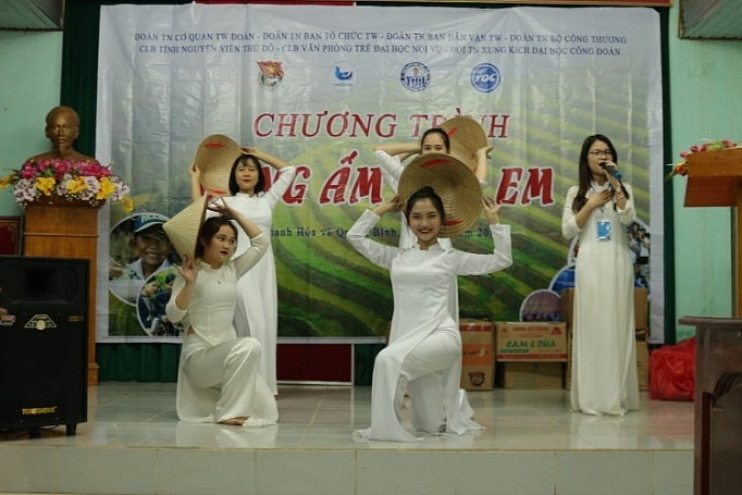 doan thanh nien trao 250 suat qua cho gia dinh ngheo thanh hoa