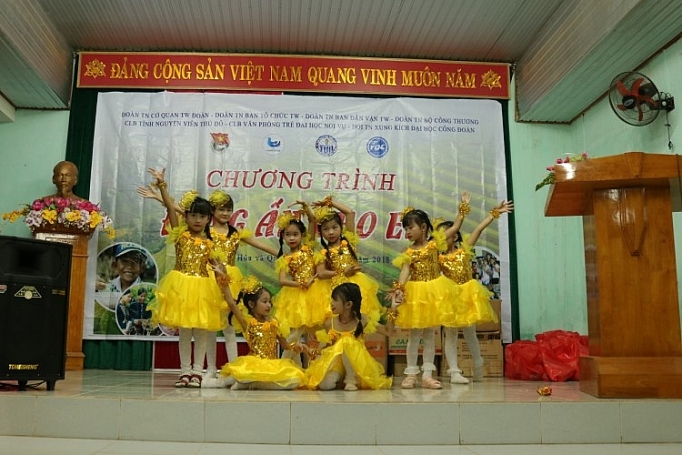 doan thanh nien trao 250 suat qua cho gia dinh ngheo thanh hoa