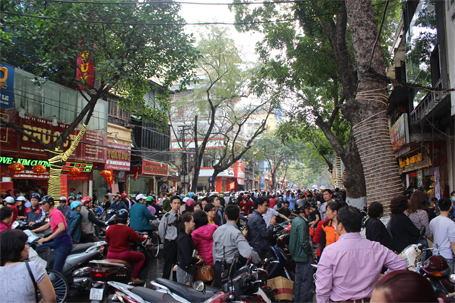Phố Trần Nhân Tông rơi vào ùn tắc ngay từ đầu giờ sáng