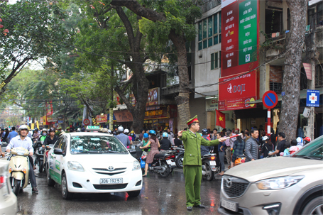 Lực lượng an ninh phải vất vả điều tiết giao thông.