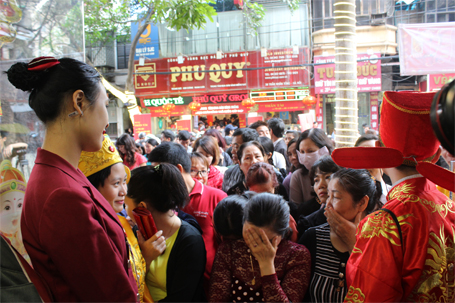 Nhiều người chờ lâu đã tỏ ra mệt mỏi