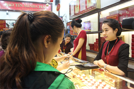 Nhiều người đến sớm đã may mắn được vào trong mua vàng