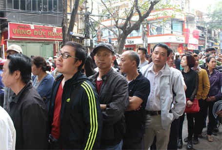 Kiên nhẫn xếp hàng chờ đợi đến lượt vào mua vàng...