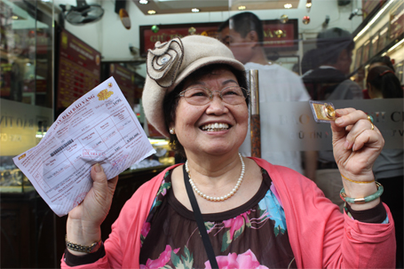 Bà Trinh phấn khởi khi mua được vàng