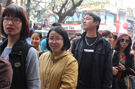 Hàng vạn người đã đổ xô đi mua vàng để lấy may trong ngày Vía Thần Tài