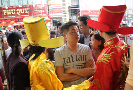 Nhân viên tiệm vàng này phải ngăn dòng người không cho vào trong ồ ạt...