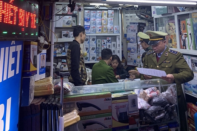 QLTT Hà Nội phạt nặng hai cửa hàng bán khẩu trang tăng giá gấp 5-7 lần phat nang 2 cua hang ban khau trang tang gia gap 5 7 lan