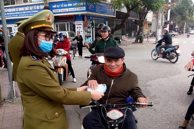 Đường dây nóng 1900888655 của Tổng cục QLTT sẵn sàng nhận các cuộc gọi tố cáo lợi dụng đại dịch để trục lợi duong day nong 1900888655 cua tong cuc qltt san sang nhan cac cuoc goi to cao loi dung dai dich de truc loi