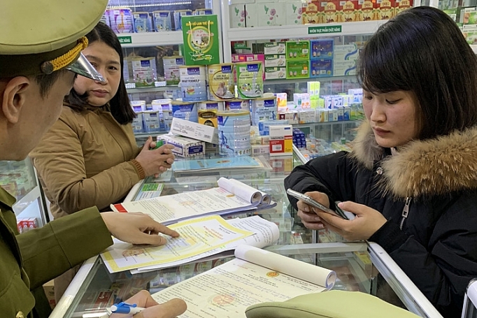 Đường dây nóng 1900888655 của Tổng cục QLTT sẵn sàng nhận các cuộc gọi tố cáo lợi dụng đại dịch để trục lợi duong day nong 1900888655 cua tong cuc qltt san sang nhan cac cuoc goi to cao loi dung dai dich de truc loi