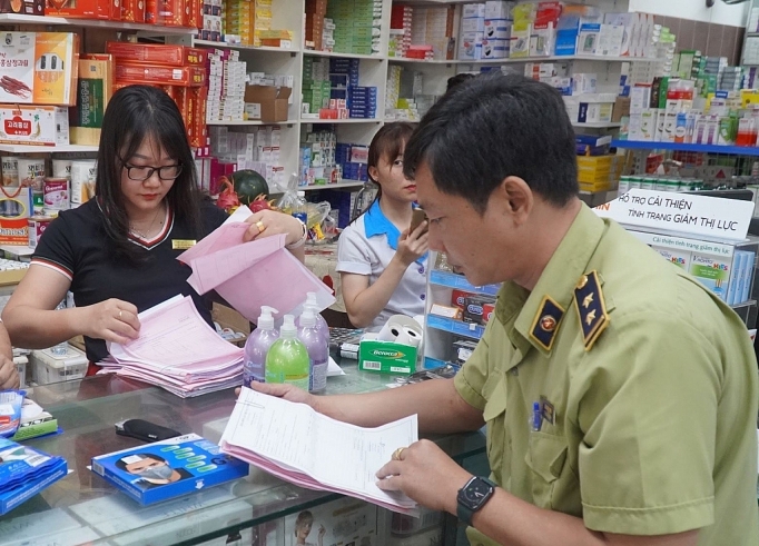 Tiếp tục xử phạt 62 nhà thuốc nâng giá khẩu trang tiep tuc xu phat 62 nha thuoc het gia khau trang