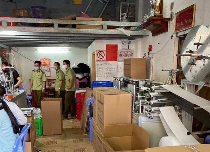 ha noi va tp ho chi minh lien tiep thu giu hang tram nghin khau trang y te lam gia