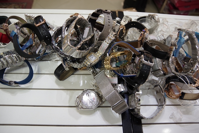 ha noi phat hien nhieu hang hoa co dau hieu gia mao nhan thuong hieu noi tieng