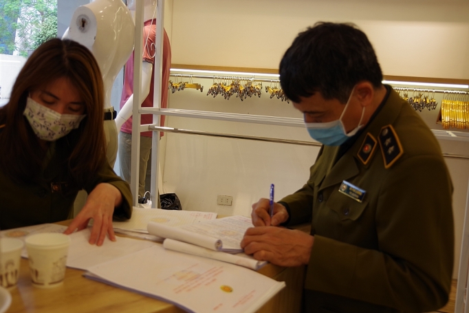 ha noi phat hien nhieu hang hoa co dau hieu gia mao nhan thuong hieu noi tieng