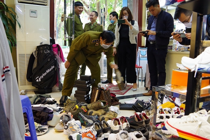 ha noi phat hien nhieu hang hoa co dau hieu gia mao nhan thuong hieu noi tieng