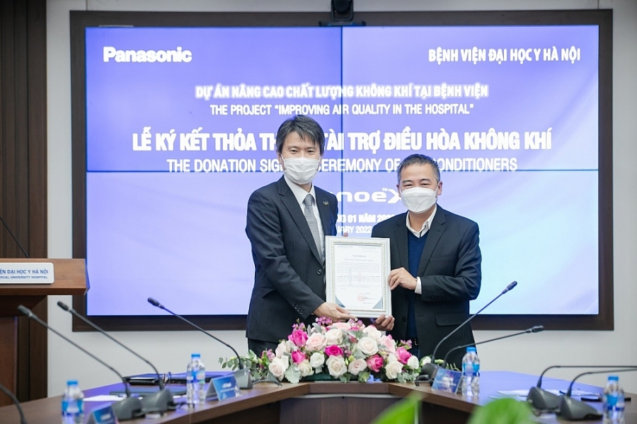 Đại diện Panasonic và đại diện Bệnh viện Đại học Y Hà Nội tại lễ trao tặng Đại diện Panasonic và đại diện Bệnh viện Đại học Y Hà Nội tại lễ trao tặng