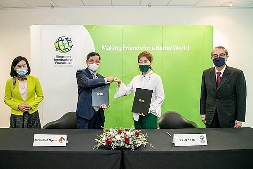 SIF và VSFA ký Ý định thư, một trong những thỏa thuận song phương được ký kết, hưởng ứng chuyến thăm cấp Nhà nước của Chủ tịch nước Nguyễn Xuân Phúc tới Singapore. Từ trái qua: Bà Trần Thị Xuân Oanh, Trưởng ban Á-Phi của VUFO; ông Vũ Viết Ngoạn, Chủ tịch VSFA, ủy viên Đoàn Chủ tịch VUFO; Bà Jean Tan, Giám đốc Điều hành Quỹ SIF và Ngài Đại sứ Ong Keng Yong, Chủ tịch Quỹ SIF. SIF và VSFA ký Ý định thư, một trong những thỏa thuận song phương được ký kết, hưởng ứng chuyến thăm cấp Nhà nước của Chủ tịch nước Nguyễn Xuân Phúc tới Singapore. Từ trái qua: Bà Trần Thị Xuân Oanh, Trưởng ban Á-Phi của VUFO; ông Vũ Viết Ngoạn, Chủ tịch
