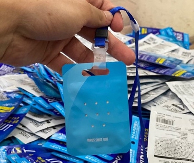 tam giu 35 chiec the deo chong virus do nuoc ngoai san xuat