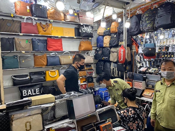 Tạm giữ hơn 1.500 “đồ hiệu” nhái tại Sài Gòn Square và chợ Bến Thành tam giu hon 1500 do hieu nhai tai sai gon square va cho ben thanh