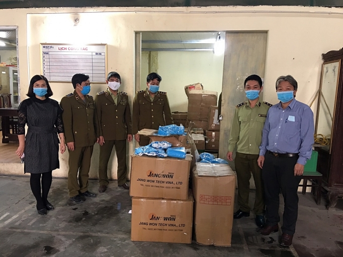 ha nam chuyen giao hon 75000 khau trang y te phuc vu phong chong dich covid 19