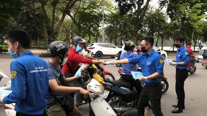 Phát miễn phí 5.000 khẩu trang và 200 dung dịch sát khuẩn phat mien phi 5000 khau trang va 200 dung dich sat khuan