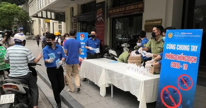 Phát miễn phí 5.000 khẩu trang và 200 dung dịch sát khuẩn phat mien phi 5000 khau trang va 200 dung dich sat khuan