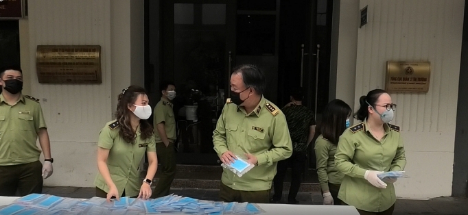 Phát miễn phí 5.000 khẩu trang và 200 dung dịch sát khuẩn phat mien phi 5000 khau trang va 200 dung dich sat khuan