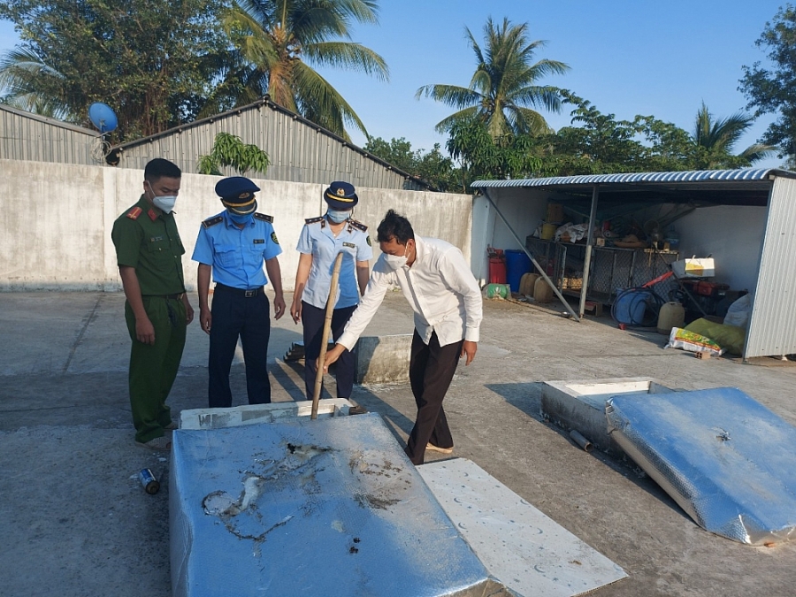 Đội QLTT kiểm tra tại một cửa hàng xăng dầu trên địa bàn tỉnh Sóc Trăng Đội QLTT kiểm tra tại một cửa hàng xăng dầu trên địa bàn tỉnh Sóc Trăng