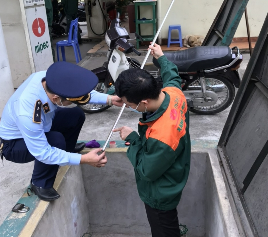 Quản lý thị trường Hà Nội kiểm tra bể chứa xăng tại 01 cây xăng thuộc Hệ thống Mipec