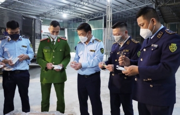 Hà Nội: Thu giữ lô kit test Covid-19 và thuốc tân dược trị giá trên 10 tỷ đồng