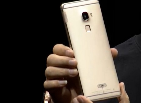 Cảm biến vân tay nằm ở mặt sau của sản phẩm