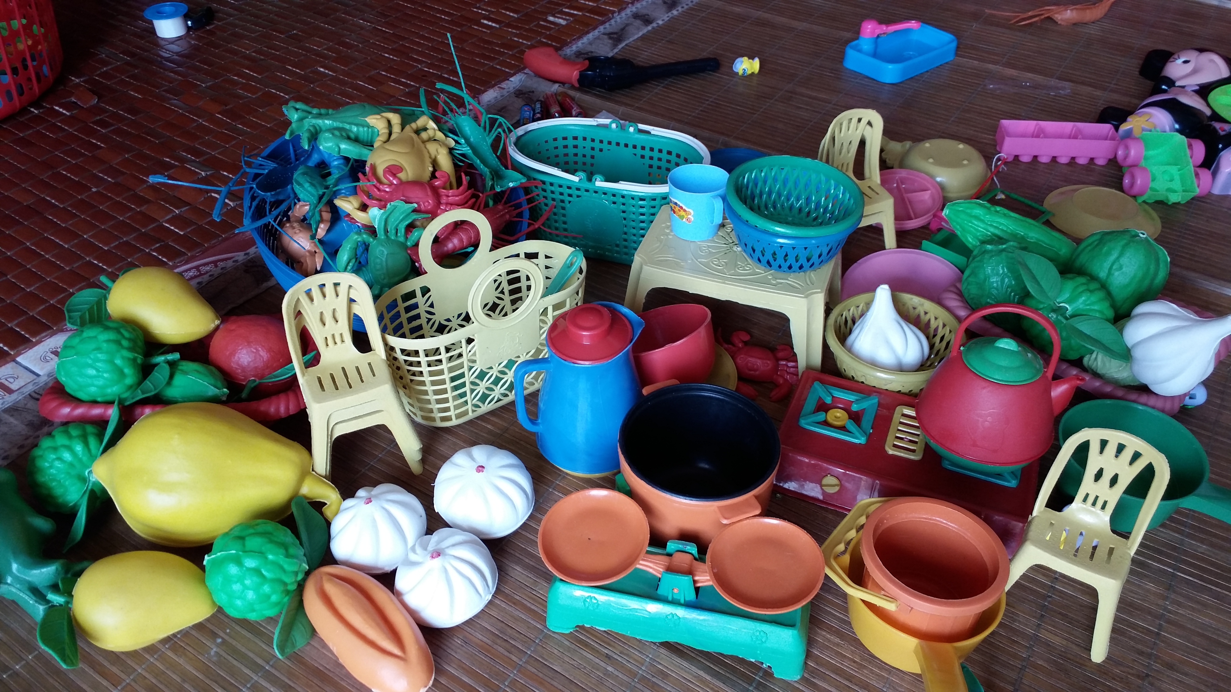 Nguy hiểm rình rập trẻ từ đồ chơi bán cân siêu rẻ 