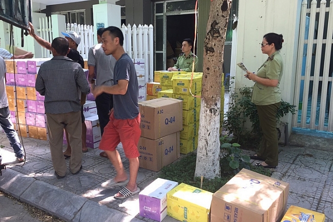 ha noi bat giu 6 tan banh keo do choi nhap lau