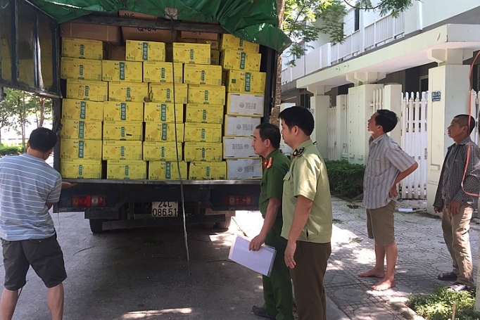 ha noi bat giu 6 tan banh keo do choi nhap lau