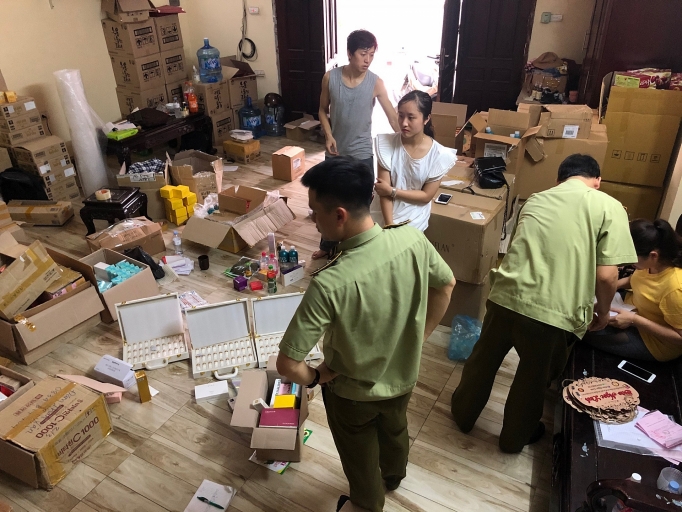 Hà Nội: Thu giữ hơn 1.800 sản phẩm mỹ phẩm không rõ nguồn gốc ha noi thu giu hon 1800 san pham my pham khong ro nguon goc